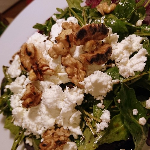 Carpaccio z buraka z rukolą, fetą, orzechami włoskimi i sosem balsamico