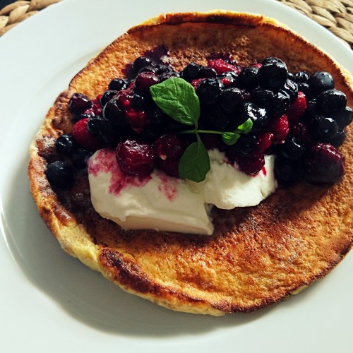 Omlet z jogurtem greckim i owocami