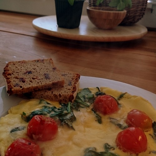 Omlet ze szpinakiem i pomidorkami koktajlowymi