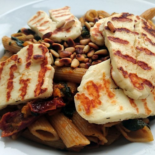 Penne z dynią, szpinakiem i pomidorami szuszonymi z serem halloumi