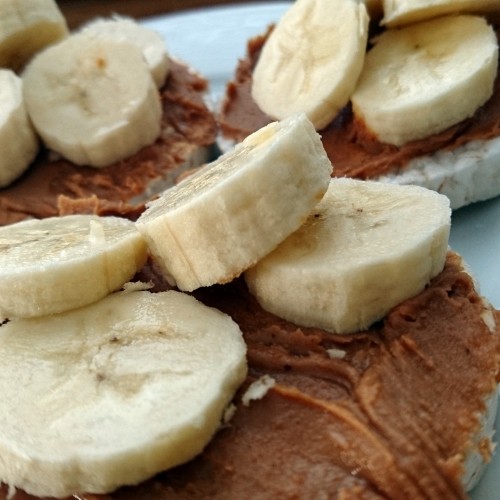 Wafle ryżowe z masłem orzechowym i bananem